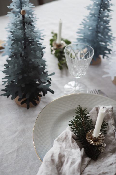 these tabletop paper Christma trees will make an outstanding centerpeice decoration for any Christmas table.